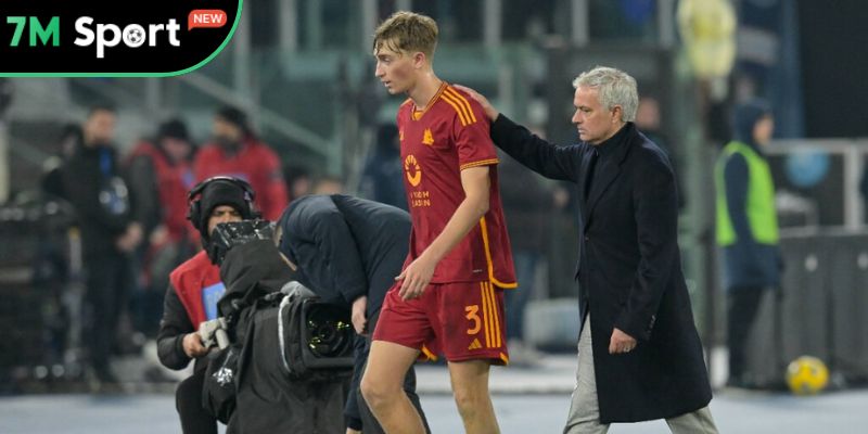 Dean Huijsen cùng với HLV Mourinho khi còn làm việc chung trên đất Ý