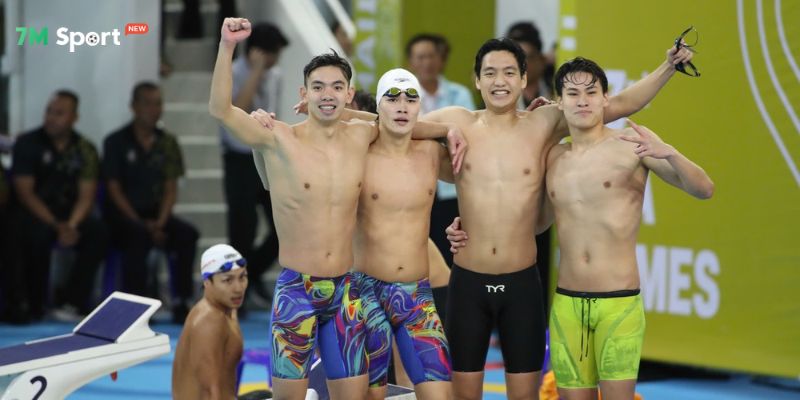 Nguyễn Quốc (quần đen) chính là tương lai của bơi lội VN trong nhiều năm nữa